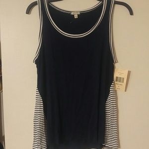 Eyeshadow sleeveless shirt